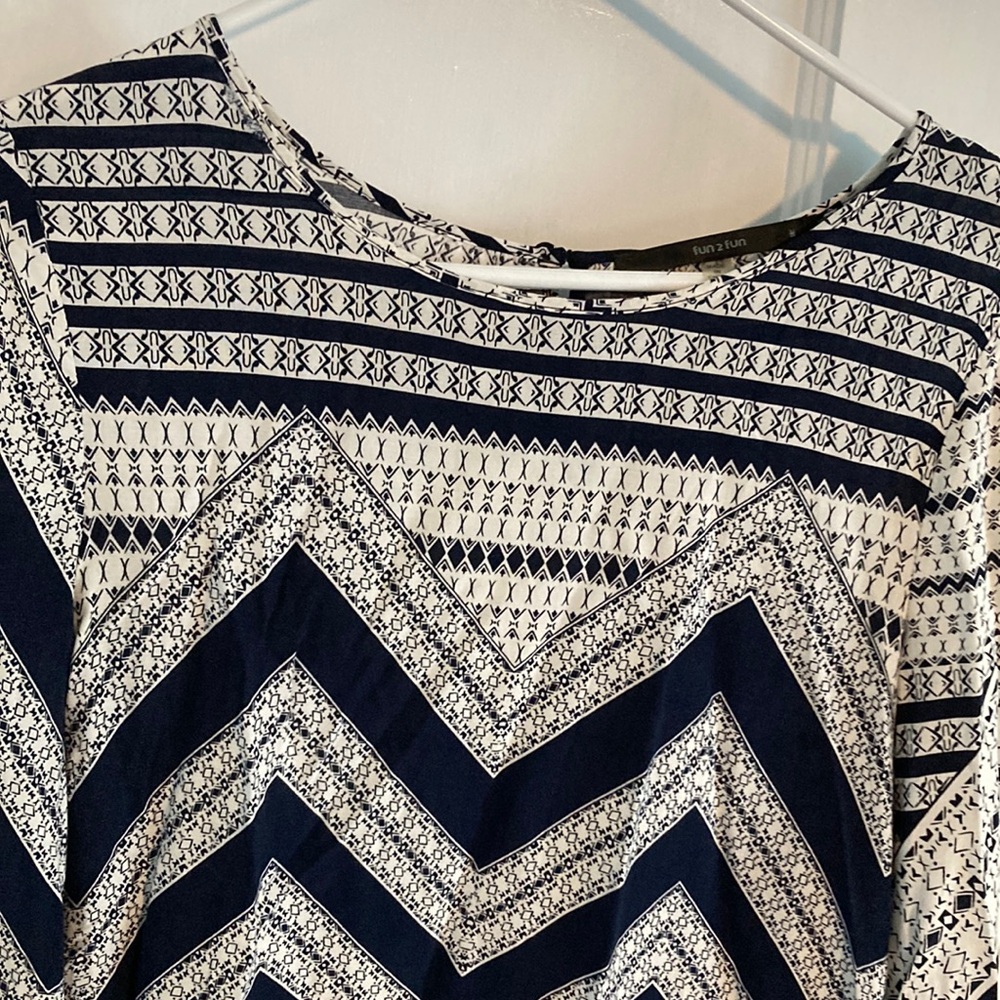 ✴️Fun 2 Fun Blue and White Graphic Blouse - Picture 3 of 4
